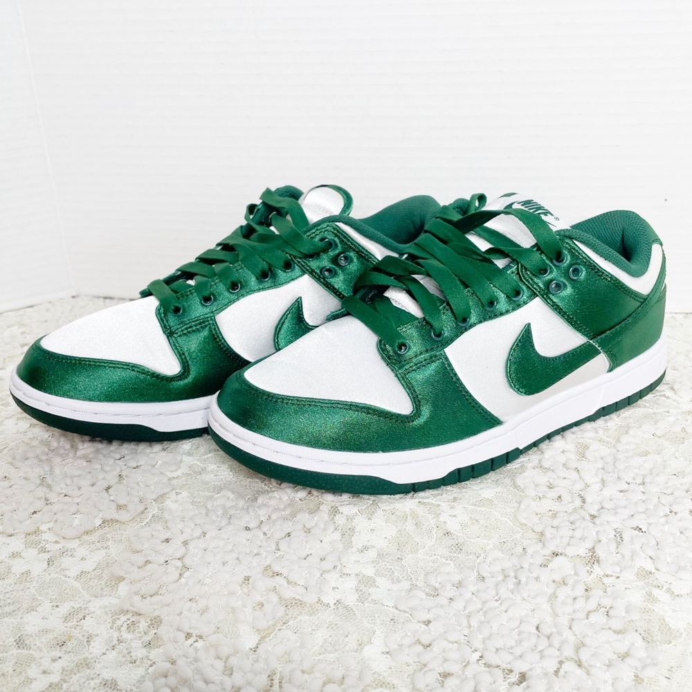 NIKE Dunk Low Satin ESS SNKR Women's 8 White/Team Green DX5931-100